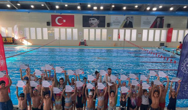 Aydın’da 200 çocuk yüzme öğrendi