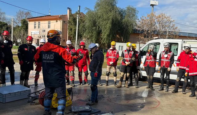 Aydın’da enkazda arama kurtarma eğitimleri sürüyor
