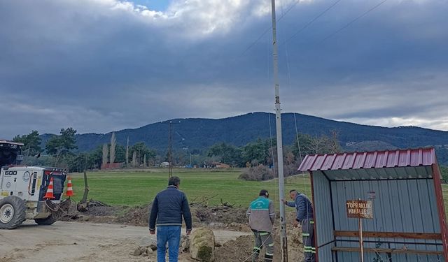 Bayrak direğinin ipini çaldılar