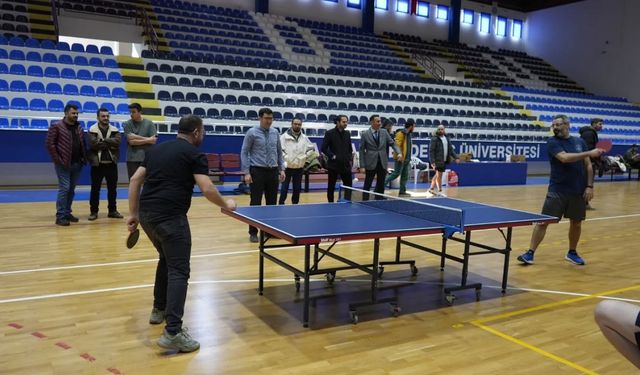 Hastane personeli masa tenisinde hünerlerini sergiledi