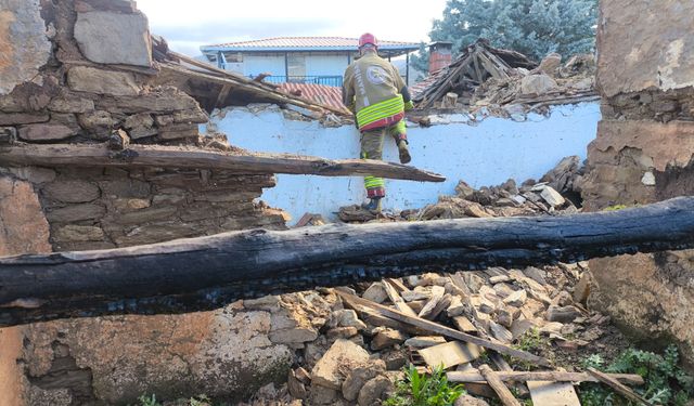 Son dakika.. Kerpiç ev çöktü
