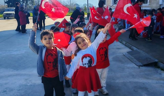 Aydın Karpuzlu'da miniklerden bayrağa saygı