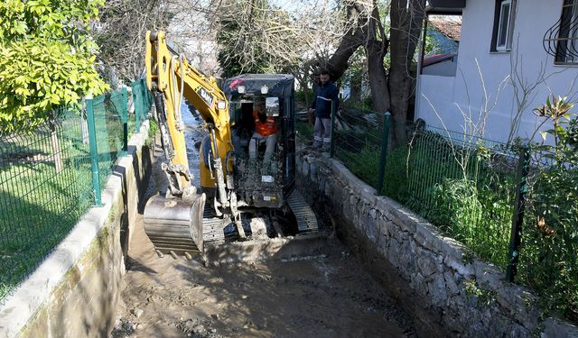 Kuşadası Belediyesi’nden Kirazlı Mahallesi’nde kapsamlı dere temizliği