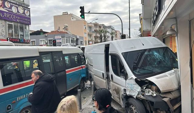 Freni patlayan minibüs kaldırımdaki yayaya çarptı