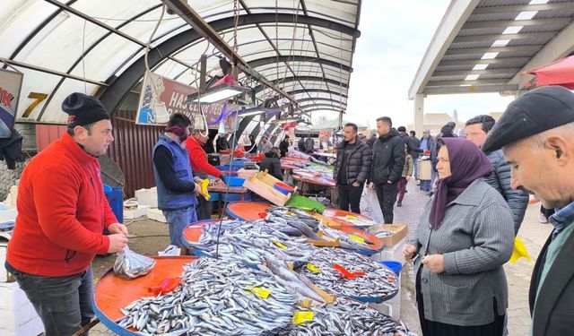 Kırmızı et alamayan balık alıyor