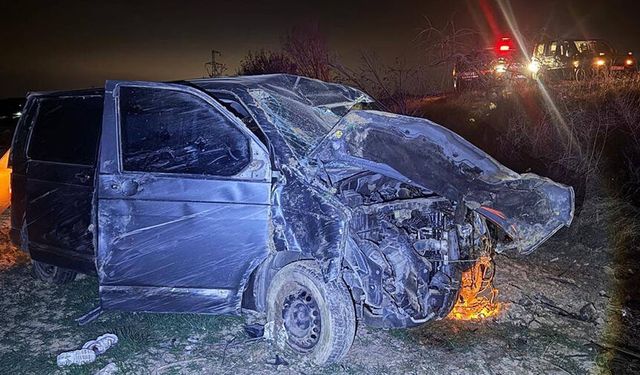 İçinde 4 kişi olan kamyonet ağaca çarptı