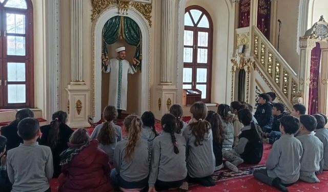 Söke’de öğrenciler camilerin tarihini yerinde öğreniyor