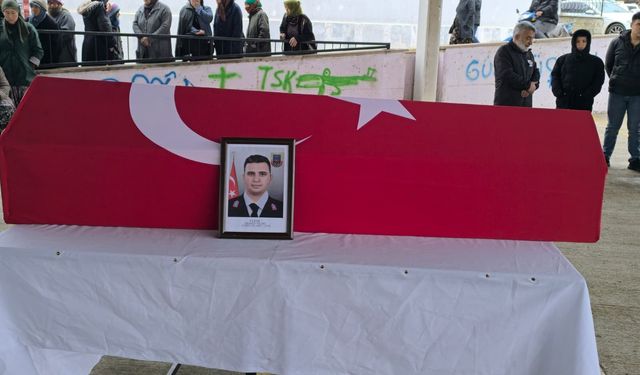 Uzman çavuş gözyaşlarıyla uğurlandı