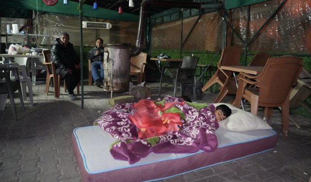 Vatandaş geceyi sokakta geçirdi