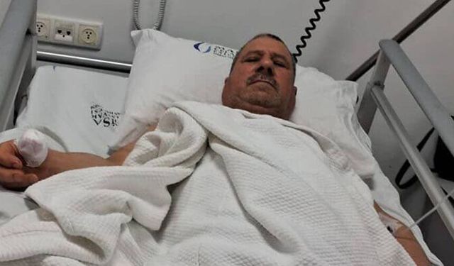 Başıboş köpeklerin saldırısına uğrayan adamın baş parmağı koptu