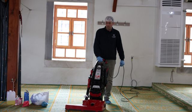 Başkan Çerçioğlu’nun öncülüğünde camilerde temizlik çalışmaları sürüyor