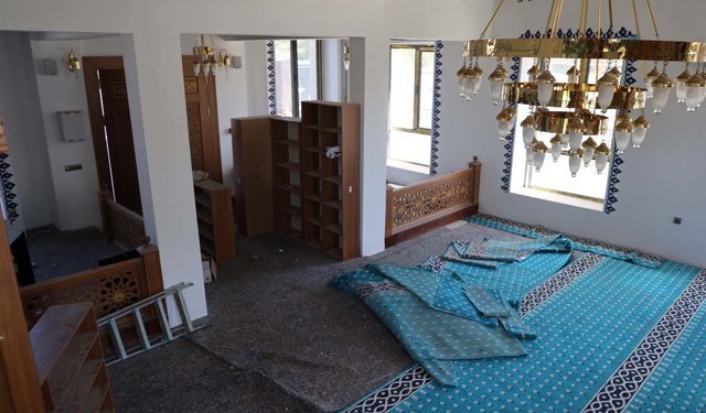 İbadete açılmadan harabeye döndü