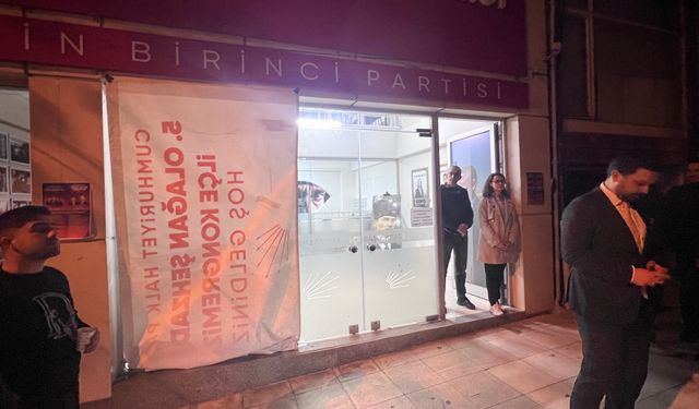 İş vaadi öfkesiyle CHP binasının camlarını kırdı