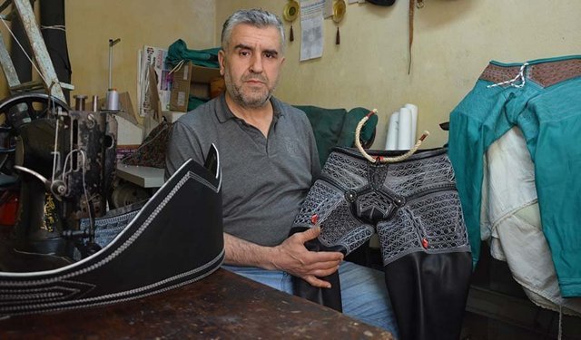 Kispet ustası pehlivanları kuşatıyor