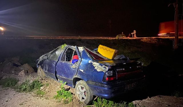 Tarlaya uçan otomobildeki 1 kişi öldü, 1 kişi de yaralandı