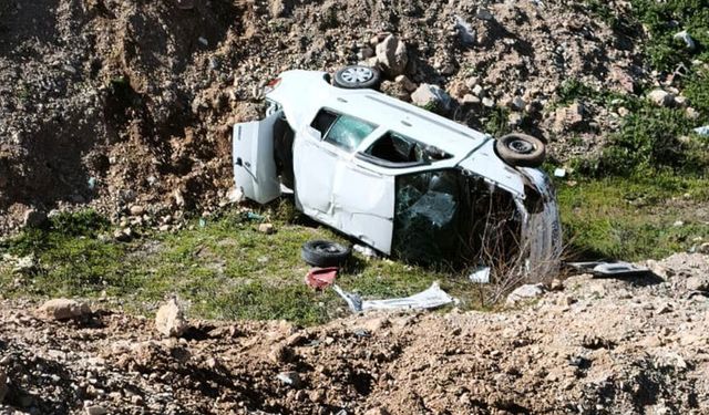 Otomobil boş araziye uçtu, çok sayıda yaralı var