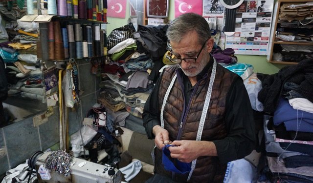 Yarım asırlık emektar terzi hazır giyime karşı zanaatını yaşatıyor
