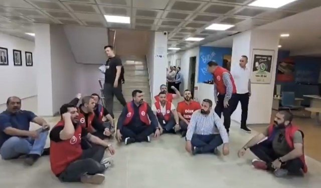 İzmir’de CHP’li belediyede çalışanlar oturma eylemi başlattı