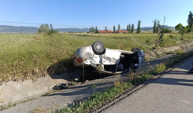 Devrilen otomobilde bir kişi hayatını kaybetti, 3 kişi yaralandı