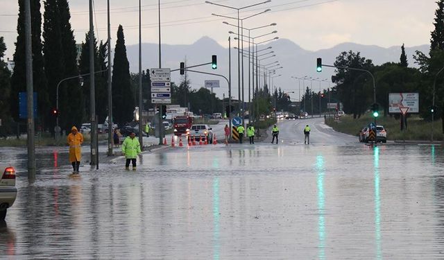 Karayolu ulaşıma kapandı
