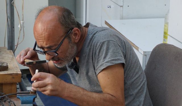 Kelkari ve sedef kakma ustası zamana direniyor