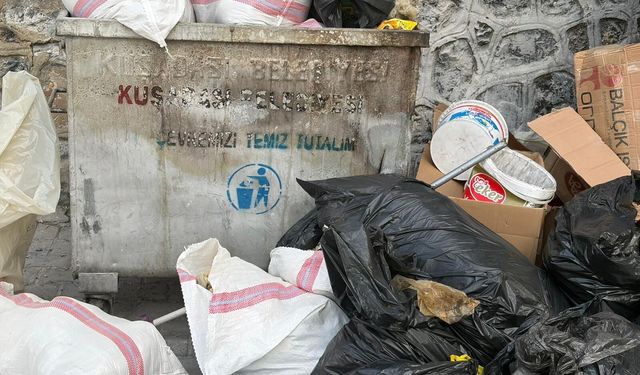 Kuşadası’nda sokaklar çöple doldu, vatandaş isyan etti