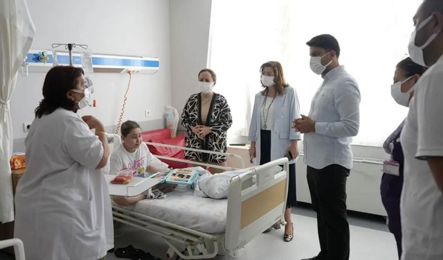 Aydın’da minik hastalara moral verdiler