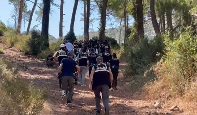 Hain darbecilerin gömdüğü silahlar toprak altında aranıyor