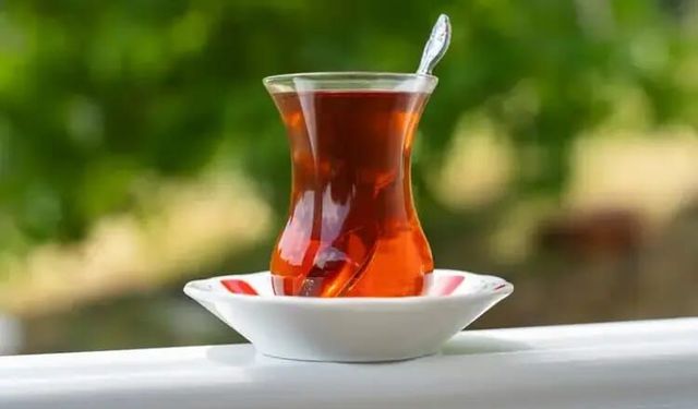 Meğer yıllardır yanlış demliyormuşuz.. Çayın acılaşmasını önleyen püf noktası