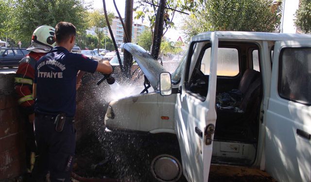 Aydın Efeler’de park halindeki kamyonet yandı, kullanılamaz hale geldi
