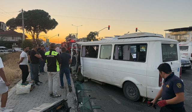 Aydın’da beton mikseri karşı şeride geçerek 2 servis aracına çarptı