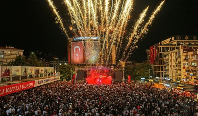 BAŞKAN ÇERÇİOĞLU ON BİNLERCE AYDINLIYI ATATÜRK KENT MEYDANI’NDA KURTULUŞ COŞKUSUNDA BULUŞTURDU