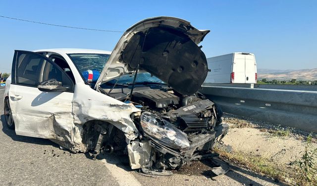 Otomobil motosiklete arkadan çarptı, 1 kişi hayatını kaybetti, 3 yaralı