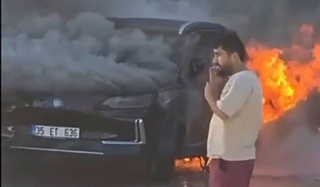 Park halindeki elektrikli otomobil durduk yere alev aldı