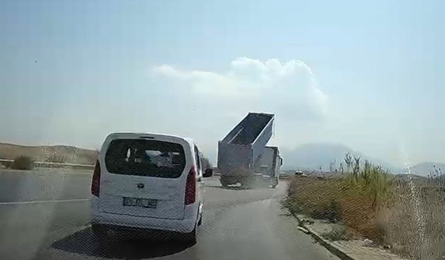 Tırın açık unutulan tırı dorsesi EDS levhasını yerinden söktü