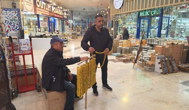 Dağlardan toplanan meyve tezgahlardaki yerini aldı