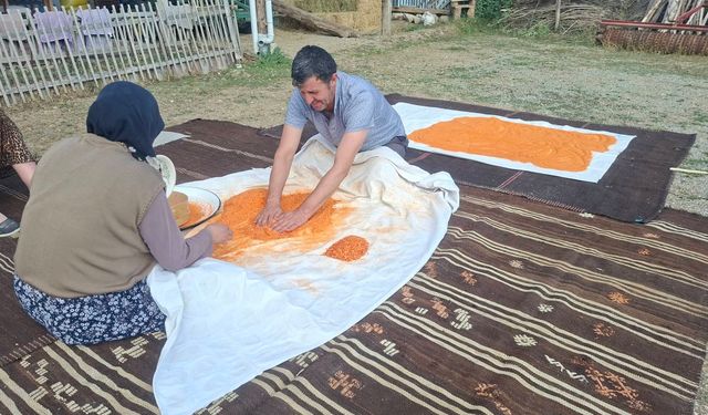 Eşiyle birlikte tarhana hazırlıyor