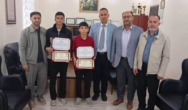 İki öğrenci daha hafızlık icazet belgesini aldı
