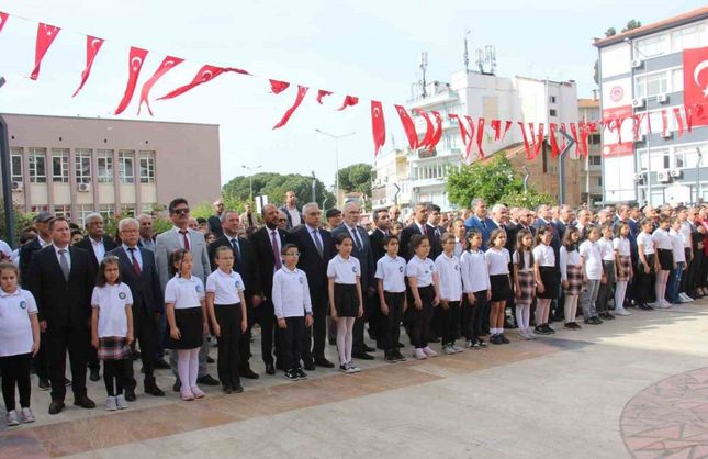 Aydın’da 23 Nisan kutlamaları çelenk töreni ile başladı