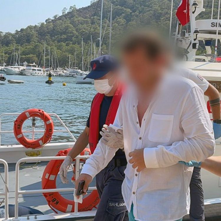 Karaya oturan gezi teknesindeki 11 kişi Sahil Güvenlik tarafından kurtarıldı
