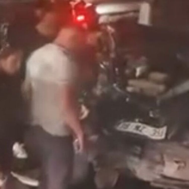 Astsubayları taşıyan otomobil bariyerlere çarptı