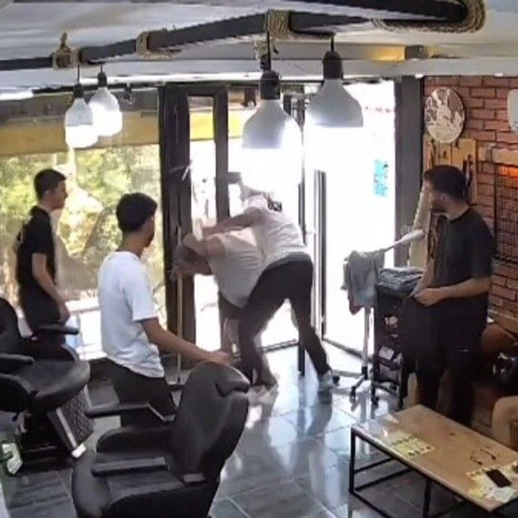 Berbere bıçakla girdi, hayatının dayağını yedi