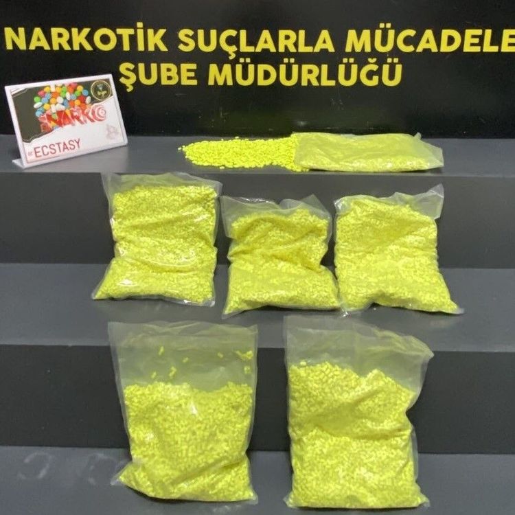 Çantadan zehir çıktı