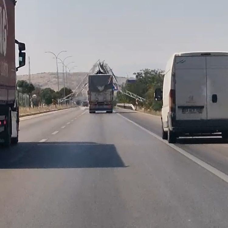 Damperi açık unutulan kamyon yön levhasını yıktı