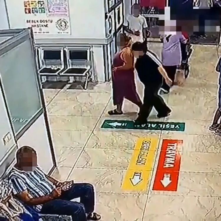 Hastanede rezalet.. Tuvalette doğum yapıp çöpe attı