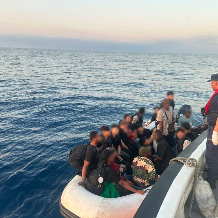 İzmir açıklarında 44 düzensiz göçmen yakalandı