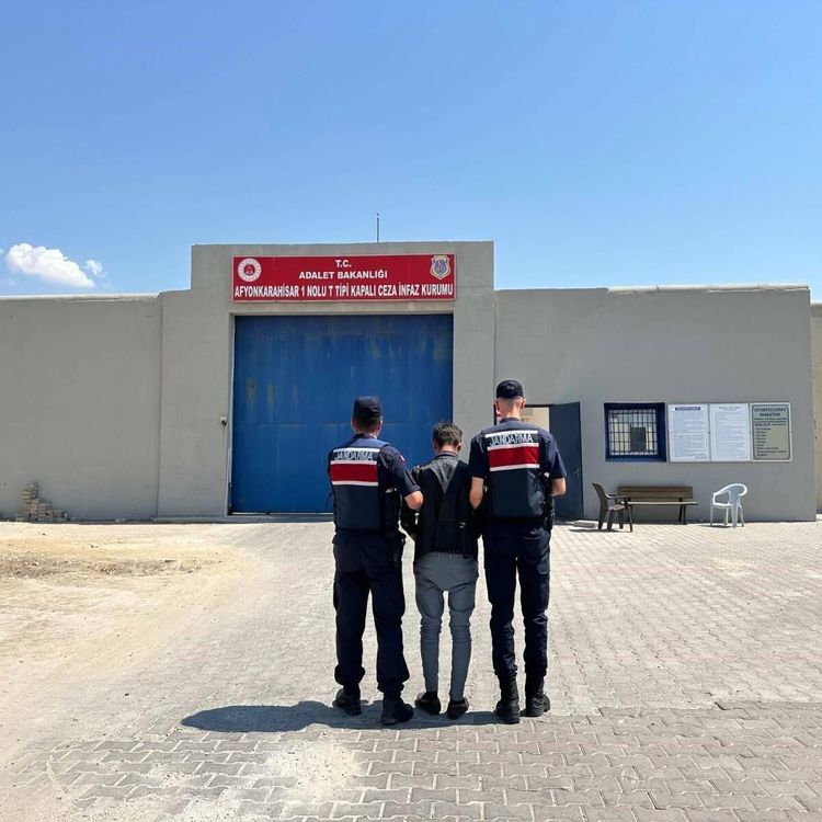 Jandarma çeşitli suçlardan aranan 28 kişiyi yakaladı