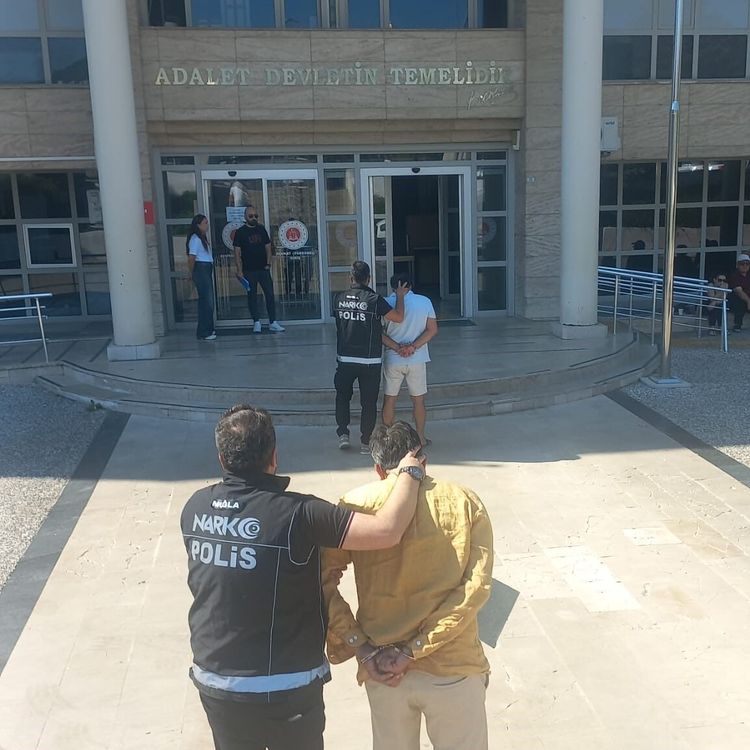 Polisten kaçarken yakalandı, 1 kilo 953 gram esrar ele geçirildi