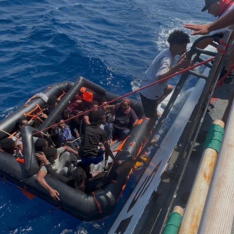 Yunan sahil güvenlik 16 düzensiz göçmeni Türk karasularına geri itti