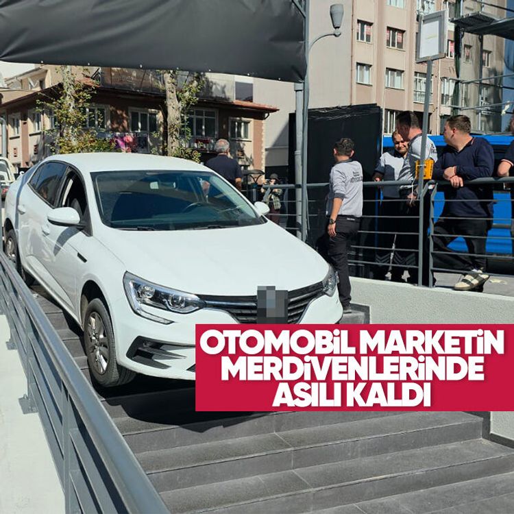 Otomobil marketin merdivenlerinde asılı kaldı